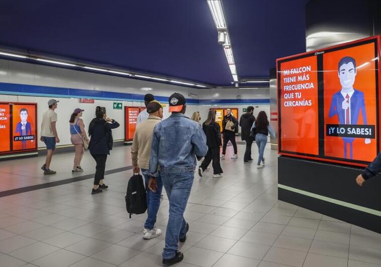 Varios usuarios caminan por la estación de Sol