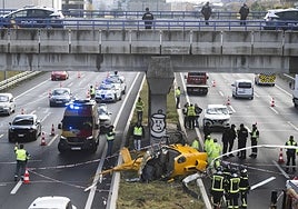 Investigan un fallo en el motor del helicóptero como causa del siniestro en la M-40: «Se tambaleó al despegar y salió humo»