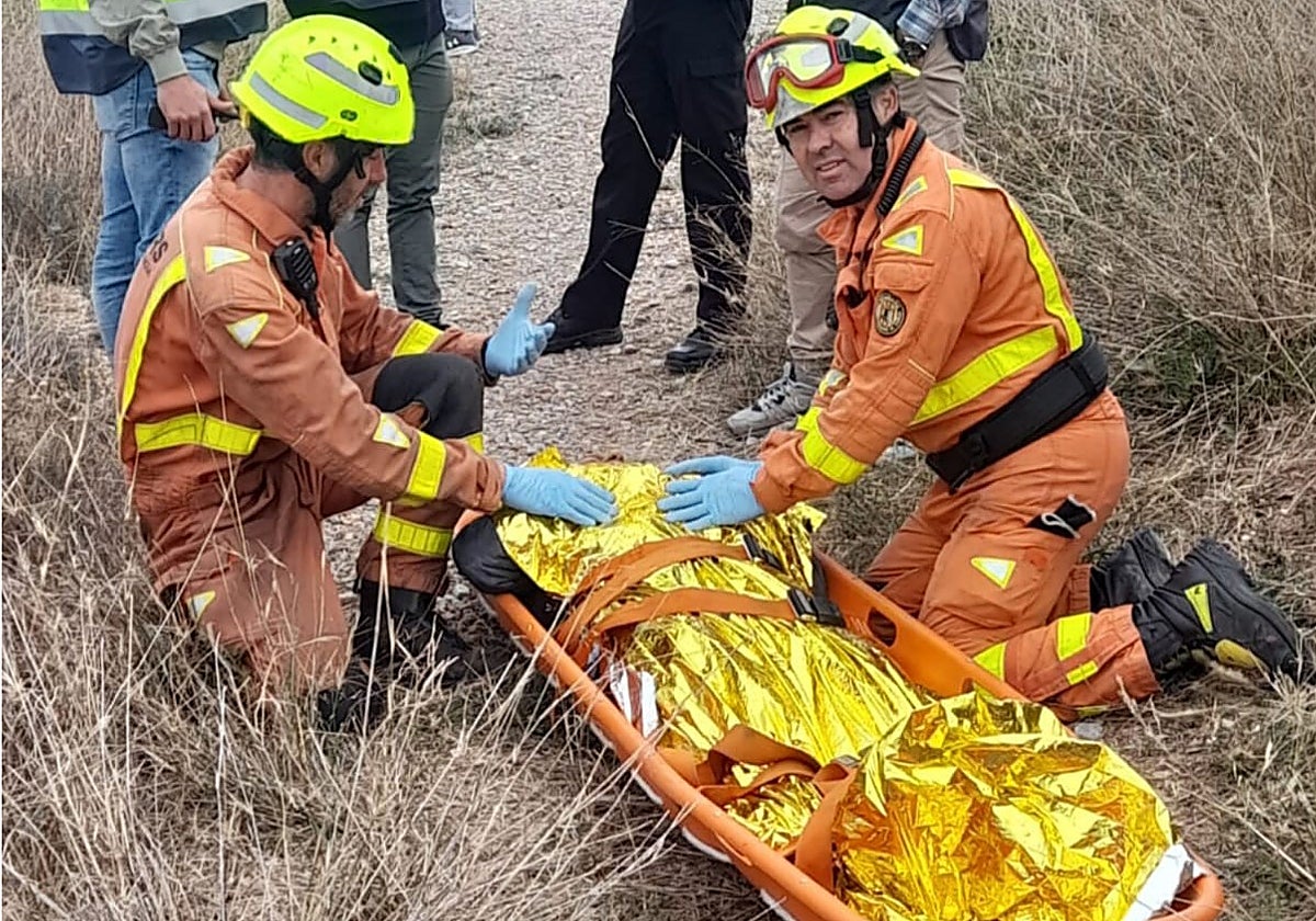 Bomberos preparan el traslado del hombre desaparecido en camilla, en el dispositivo integrado también por la Policía Nacional.