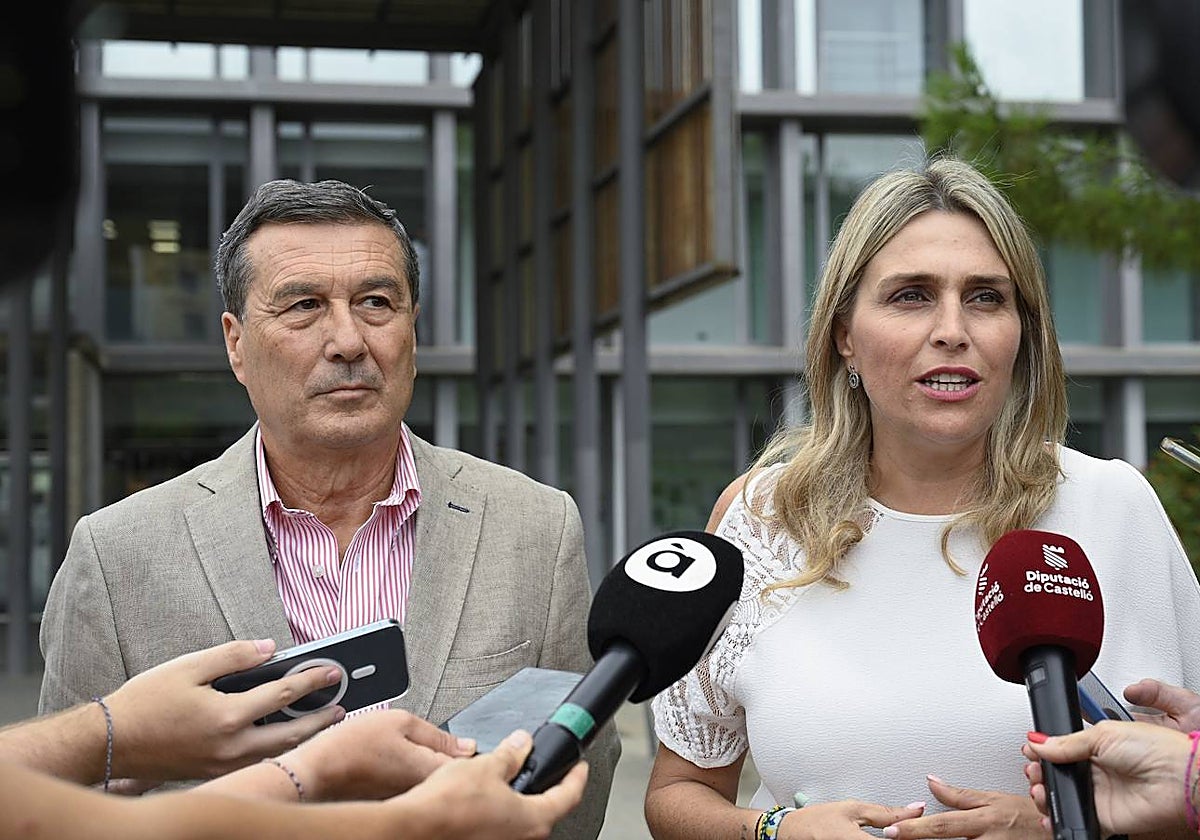 Imagen de la presidenta del PPCS, Marta Barrachina, junto al conseller de Sanidad, Marciano Gómez