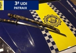 Un hombre agrede con una catana a su mujer después de que le descubriera con otra en Valencia