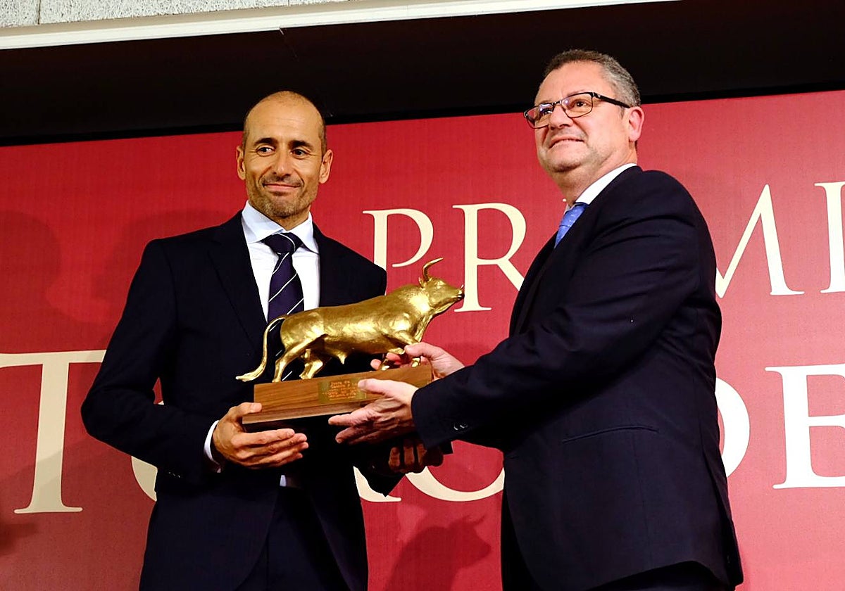 El consejero Gerardo Dueñas entrega el Toro de Oro