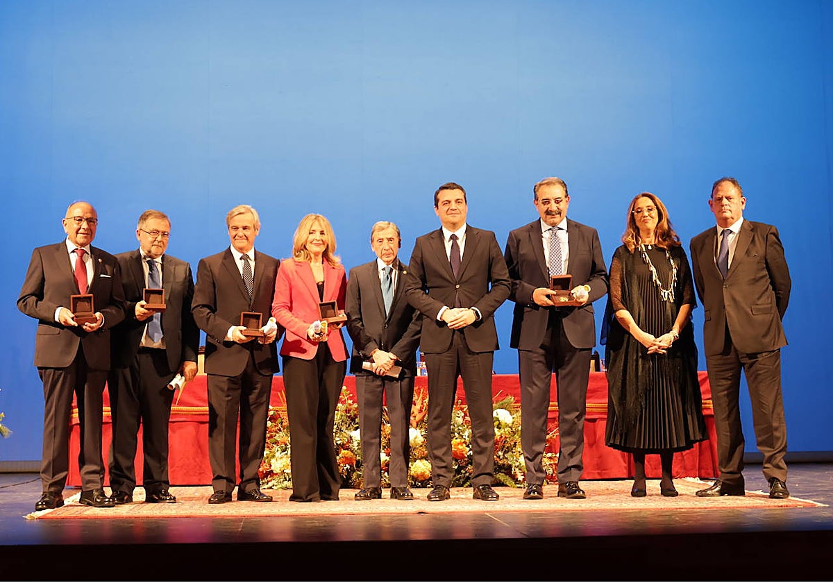 Foto de familia con el alcalde de los galardonados con los Premios Averroes de Oro