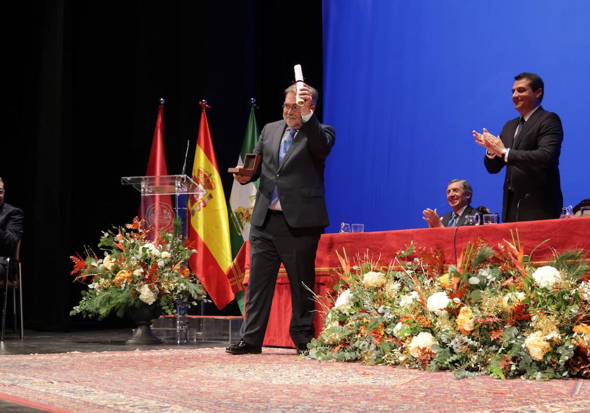 El historiador, escritor y articulista de ABC, José Calvo Poyato, recibiendo su premio Averroes de Oro