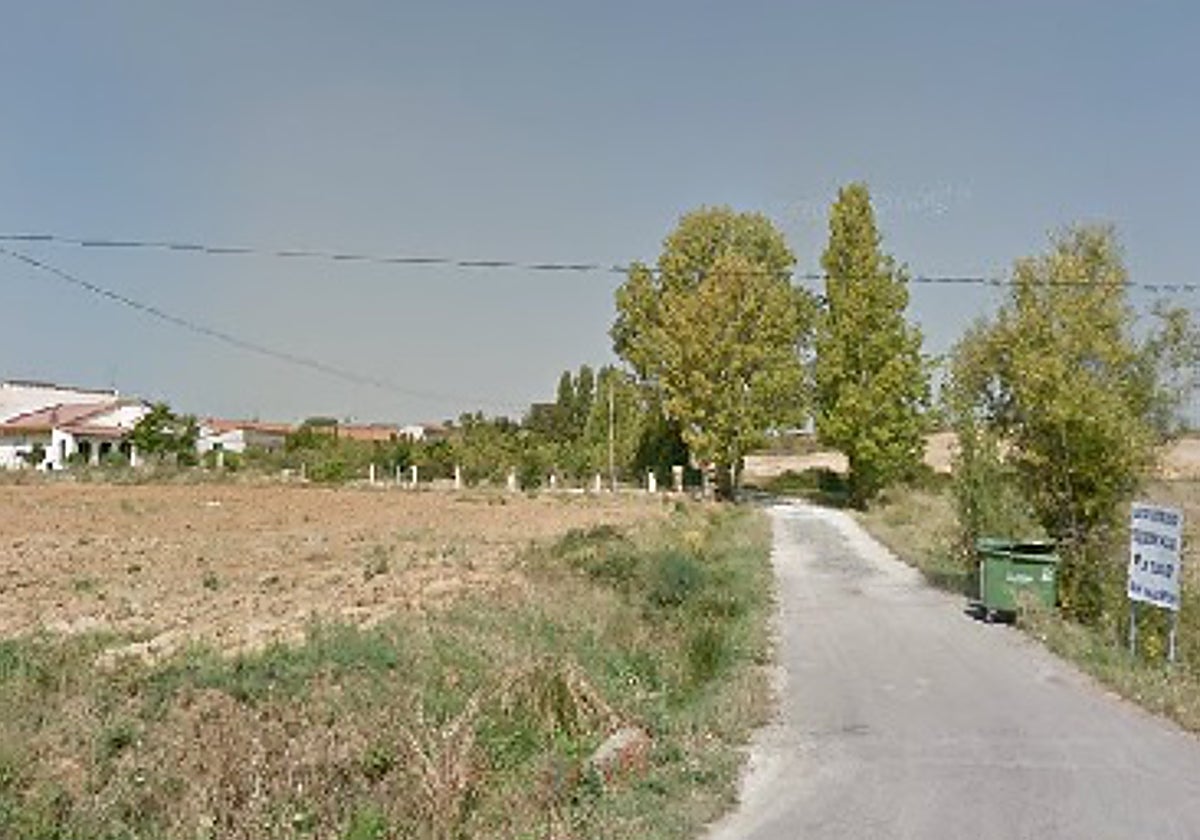 Camino de acceso hacia la residencia de ancianos clausurada