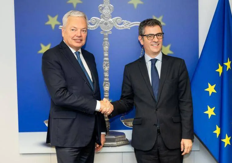 El comisario de Justicia europeo, Didier Reynders, y el ministro de la Presidencia, Justicia y Relaciones con las Cortes, Félix Bolaños, en Bruselas