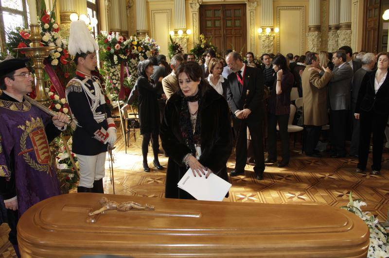 En la Capilla Ardiente de Miguel Delibes (2011)