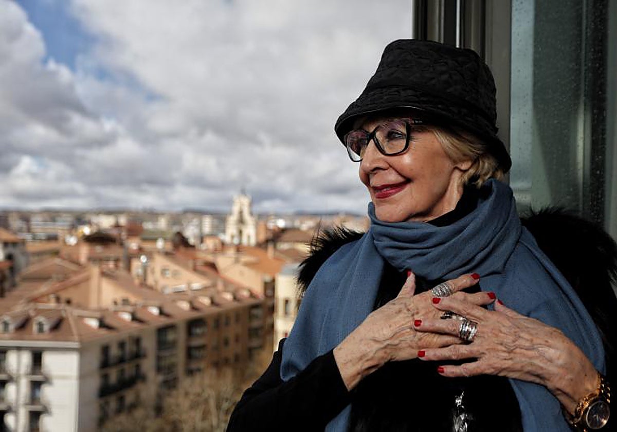 Concha Velasco contempla la ciudad en una de sus visitas