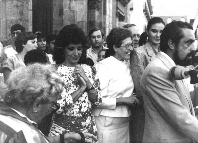 Concha Velasco dio el pregón de las Fiestas de Valladolid de 1985. A la izquierda y en primer término, Rosa Chacel