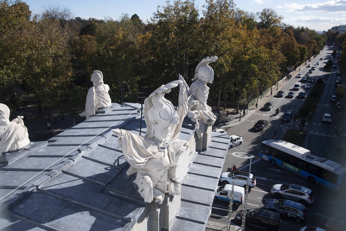 Los conjuntos escultóricos del costado sur de la Puerta de Alcalá ya están visibles y restaurados, sobre la nueva cubierta de plomo. El monumento empezó su destape el pasado 20 de noviembre y se descubrirá por completo, si no hay imprevistos, antes de Nochebuena.