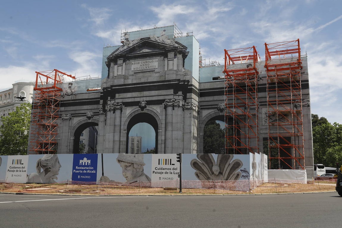 3DTech, una de las empresas implicadas en la restauración, diseñó unas torres especiales (en la imagen, los andamios naranjas), que contaban con unas jaulas estructurales para sostener los enormes grupos escultóricos durante los trabajos y evitar desprendimientos.
