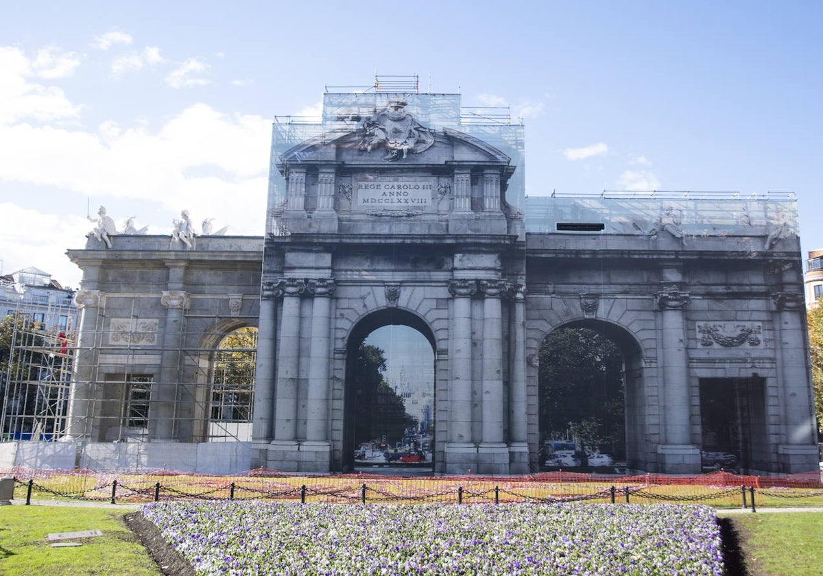 La Puerta de Alcalá, el pasado 21 de noviembre, comenzó a destapar su costado sur tras 16 meses en el quirófano