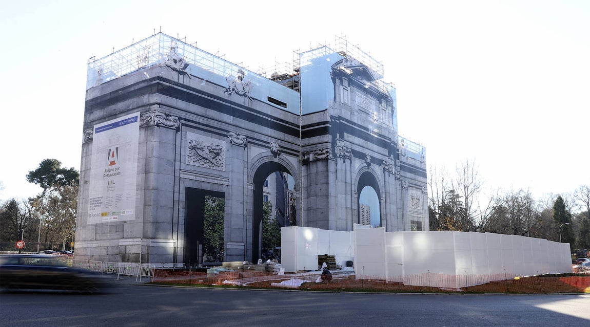 El Ayuntamiento de Madrid ocultó la Puerta de Alcalá, en julio de 2022, bajo una lona hiperrealista. Durante los trabajos, el consistorio organizó un programa de visitas (Abierto por Restauración), con el que unos 8.000 ciudadanos pudieron internarse en el monumento y comprobar las obras en directo.