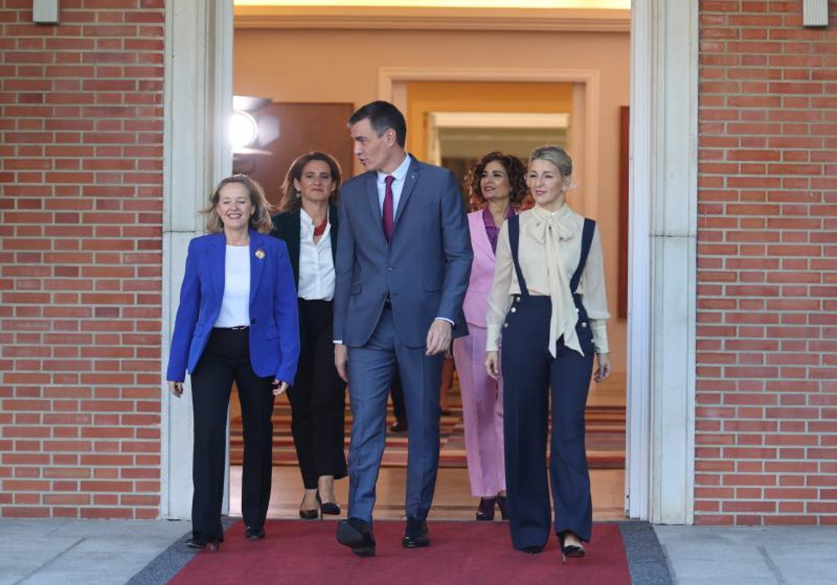 Imagen de archivo del presidente del Gobierno, Pedro Sánchez, acompañado por sus vicepresidentas