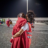 Una embarcación de recreo se tropieza con un cayuco en aguas de Gran Canaria