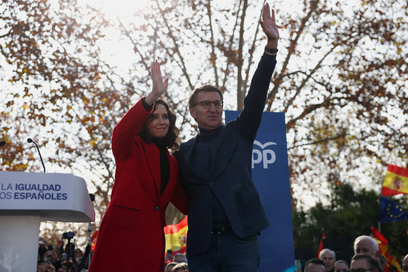 Isabel Díaz Ayuso y Alberto Núñez Feijóo saludan a los asistentas a la manifestación convocada por el PP en el Templo de Debod