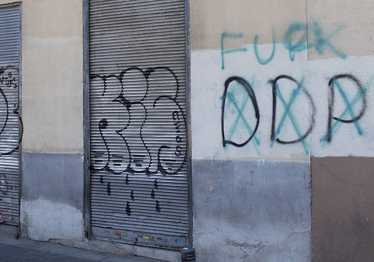 Pintada contra los DDP en el barrio de Tetuán