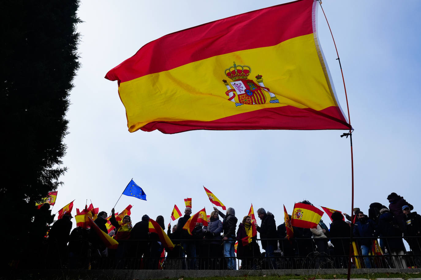 Asistentes con banderas de España y Europa en la manifestación