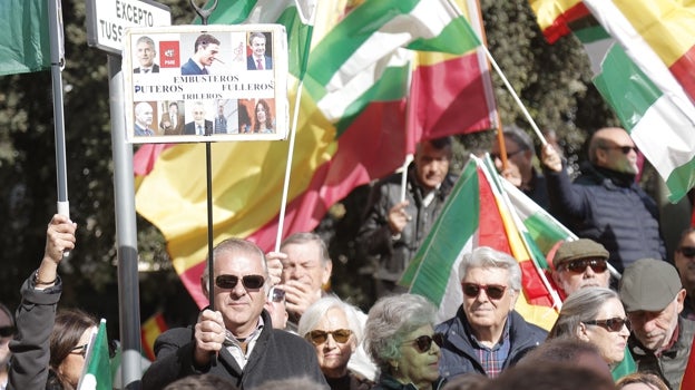 Algunos de los asistentes portaban pancartas contra miembros del PSOE