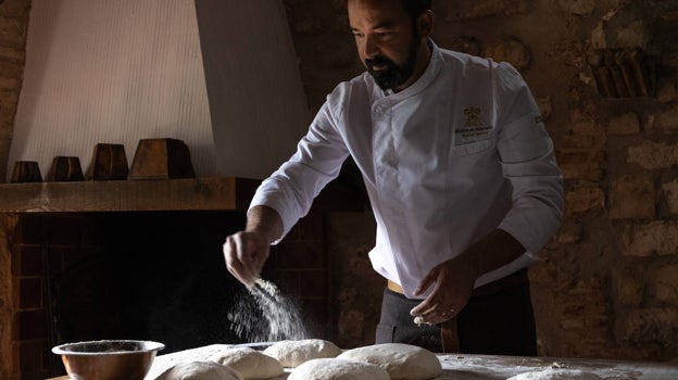 Samuel Moreno, elaborando los panes tradicionales con los que agasaja a sus comensales