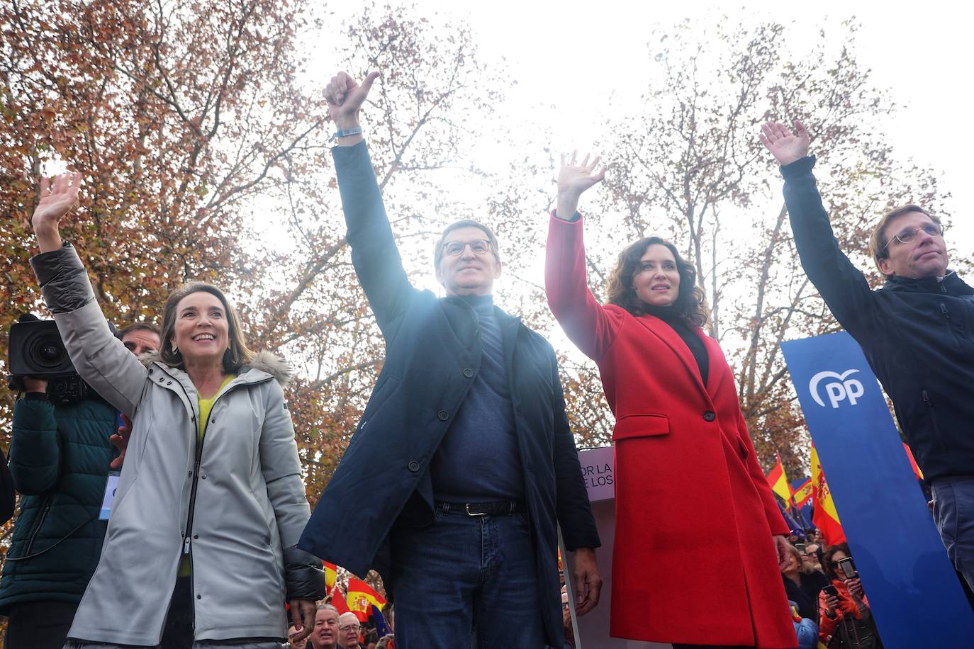 Feijóo, Ayuso, Gamarra y Almeida saludan a los ciudadanos que han participado en la manifestación contra la amnistía