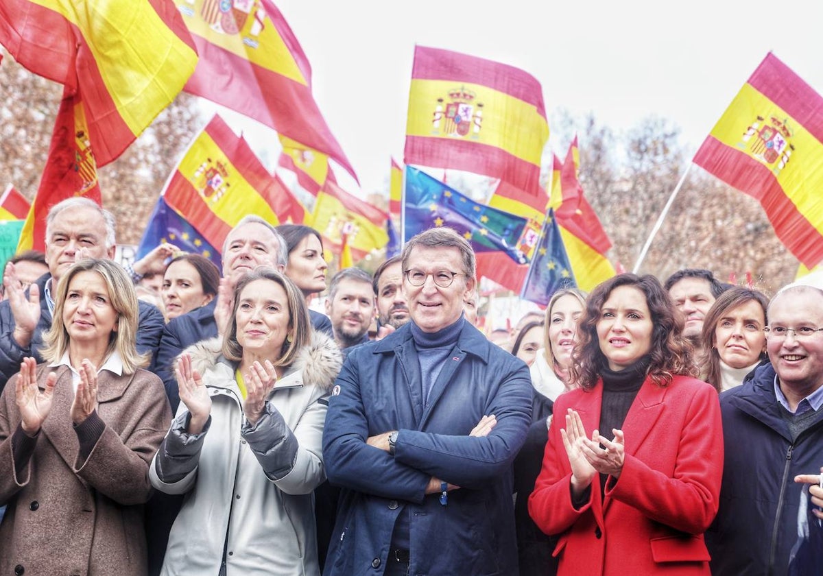 Cuca Gamarra, Alberto Núñez Feijóo, Isabel Díaz Ayuso y Miguel Tellado en la manifestación contra la amnistía