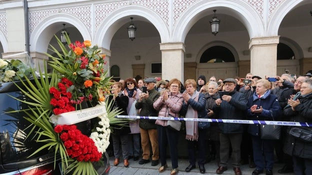 Los vallisoletanos aplauden al paso del coche fúnebre