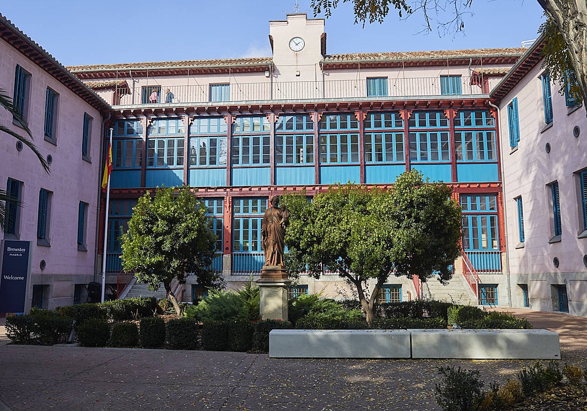 Exterior de la academia Brewster, en Chamberí