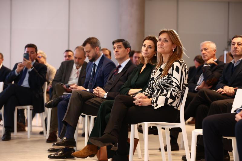 En primer plano, la directora general de ABC,  doña Ana Delgado. Al fondo, el adjunto al director de ABC y jefe de política del periódico, Juan Fernández-Miranda (traje azul) y  el director adjunto de ABC, Agustín Pery (traje gris)