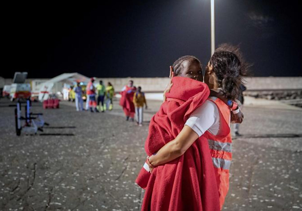 Cruz Roja atiende a un niño rescatado de un cayuco en el puerto de Granadilla (Tenerife)