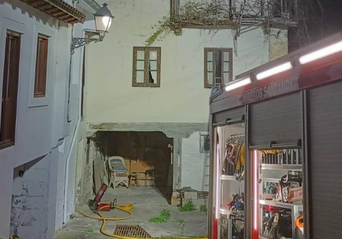 Aspecto de la vivienda incendiada en Heras