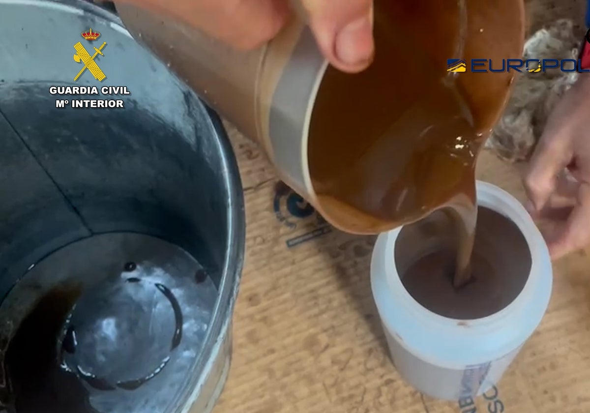 Aceite adulterado hallado en los registros policiales durante la investigación