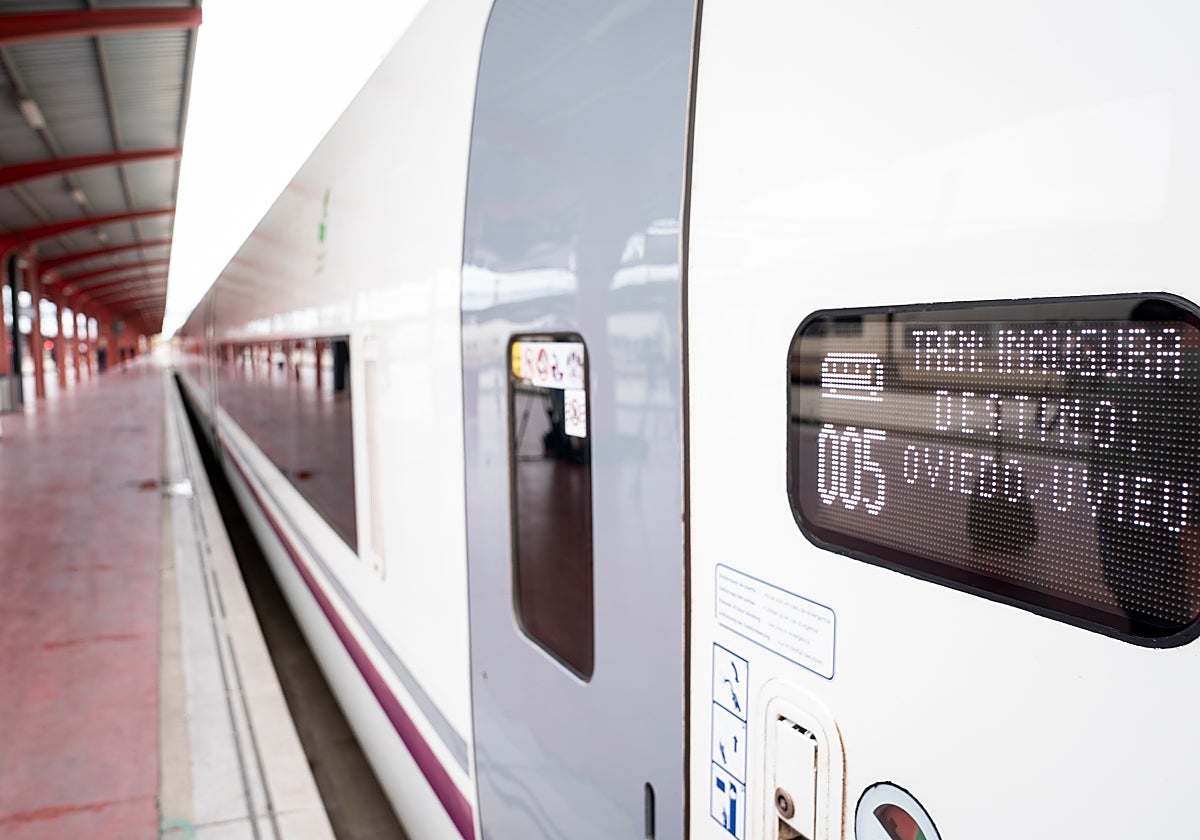 Uno de los vagones del AVE en dirección a Oviedo en su estreno el pasado 30 de noviembre