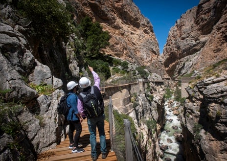 Imagen secundaria 1 - Alcazaba y Teatro Romano de Málaga; Caminito del Rey y espectáculo 'Imagine' del Teatro del Soho