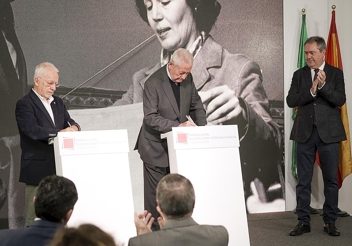 Rafael Escuredo cede su fondo documental a la Fundación Andalucía