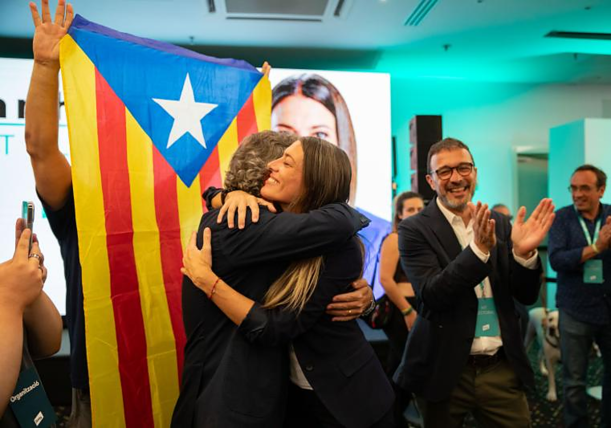 Josep Rius, la noche electoral del 23J, aplaudiendo a Míriam Nogueras por el resultado obtenido en las urnas