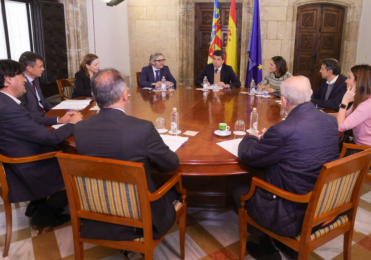 Imagen de la reunión del presidente de la Generalitat, Carlos Mazón, con representantes de la CEV este lunes en el Palau