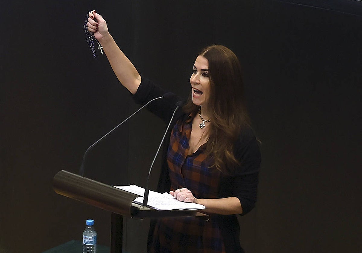 La concejal de Vox Carla Toscano, este lunes, enseña un rosario en el pleno del Ayuntamiento de Madrid para defender a «los valientes de Ferraz»