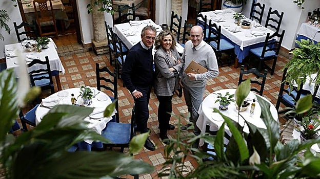 Alberto Rosales junto a sus hermanos en el restaurante Puerta Sevilla en Córdoba