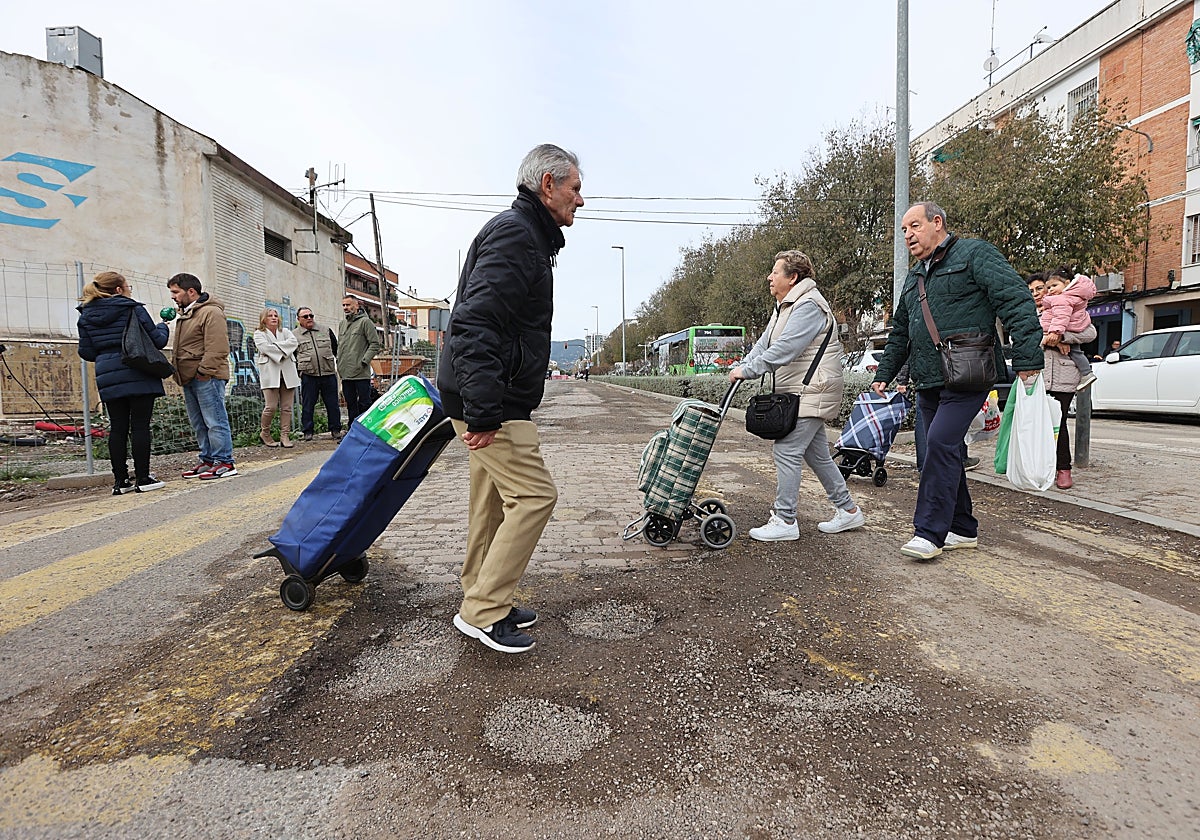 Vecinos de las Margaritas cruzan la zona en obras de la avenida de Trassierra