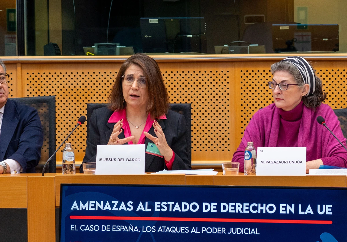 María Jesús del Barco, presidenta de la APM, junto con la eurodiputada Maite Pagazaurtundua