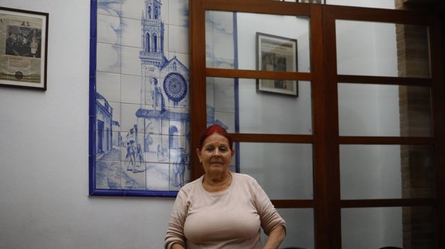Encarna Pérez, ante el azulejo de la iglesia de San Lorenzo, en cuya plaza ha estado siempre Casa Luis