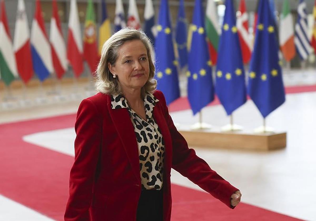 La vicepresidenta primera y ministra de Economía, Nadia Calviño, llega para la reunión del Eurogrupo de ministros de Finanzas de la Unión Europea