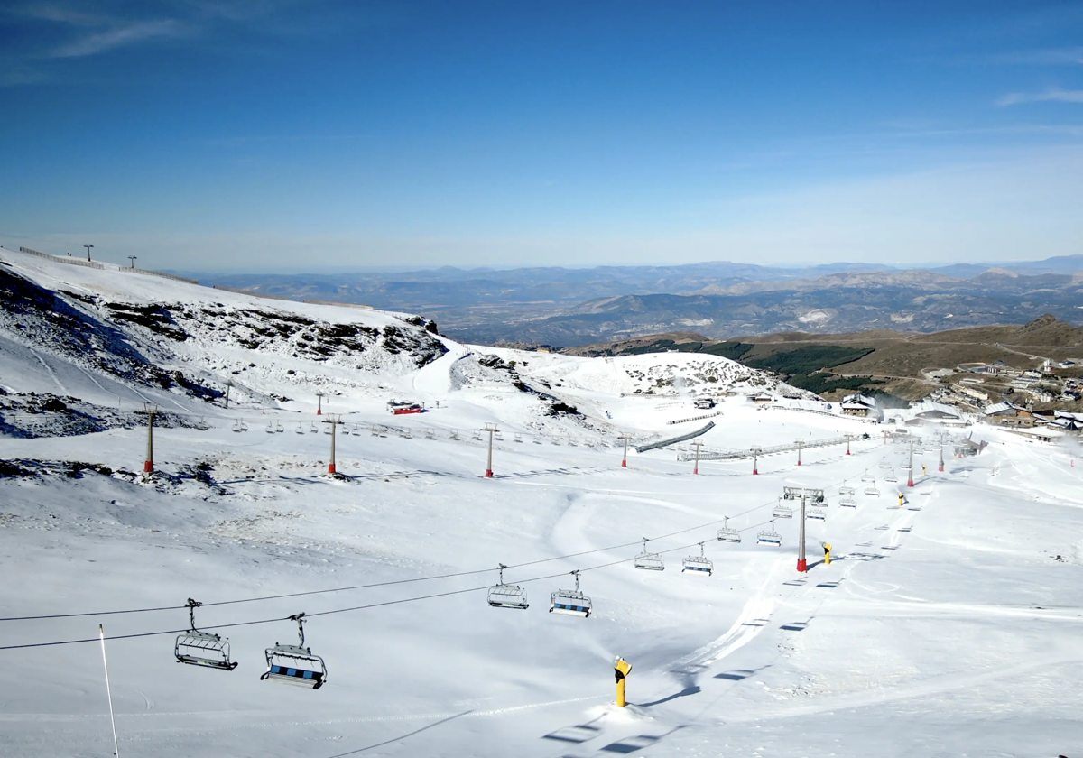 La nieve ya está esperando a los esquiadores en Sierra Nevada