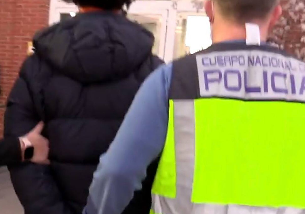 Uno de los pandilleros, arrestados y trasladado a la Brigada de Información