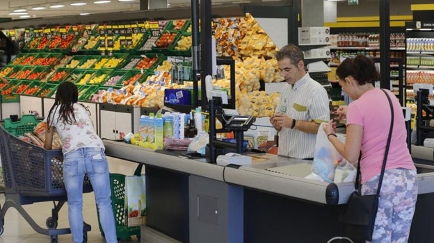 Clientes en la caja de un supermercado