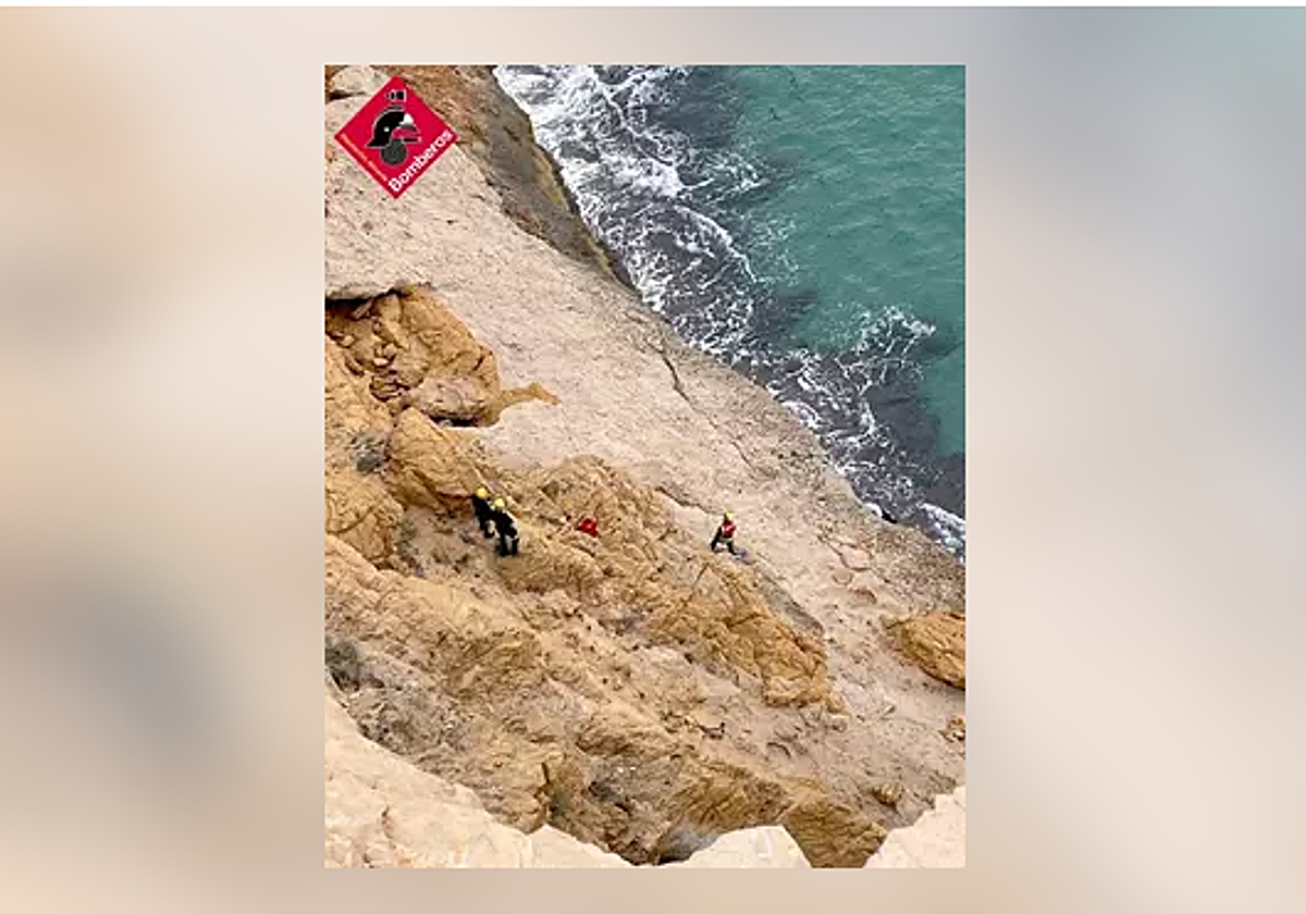 Rescatan a un hombre en un acantilado de Benidorm (Alicante)