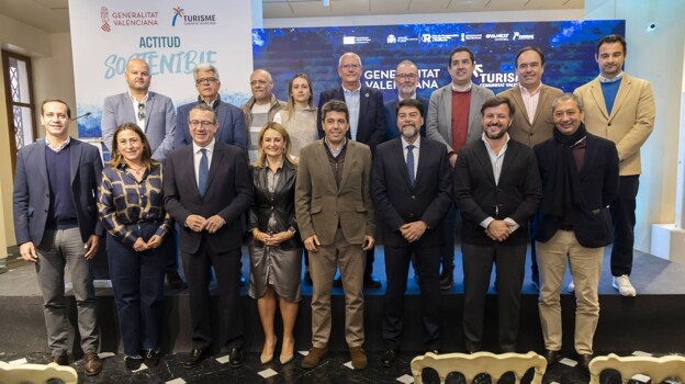 Imagen del presidente de la Generalitat Valenciana, Carlos Mazón, con el resto de autoridades asistentes al acto celebrado este martes en Alicante