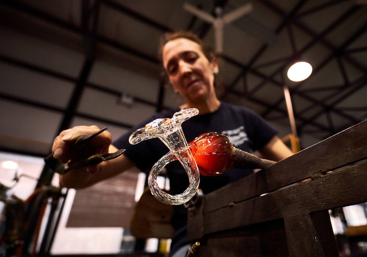 Una maestra talladora, en la Real Fábrica de Cristales de La Granja