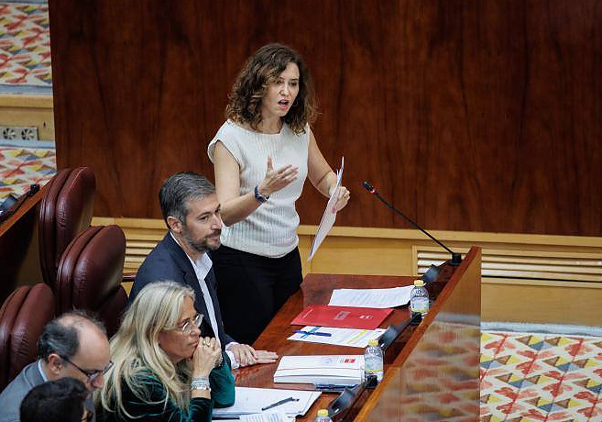 La presidenta de la Comunidad de Madrid, Isabel Díaz Ayuso, en el Pleno de la Asamblea